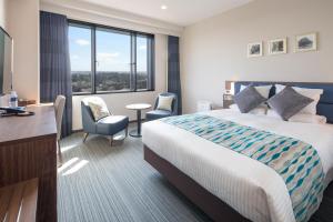 Postel nebo postele na pokoji v ubytování HOTEL MYSTAYS PREMIER Narita