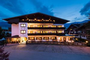 un grande edificio con molte finestre di notte di Hotel Zum Pinzger a Stumm