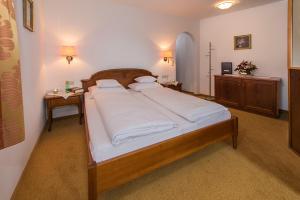 Letto o letti in una camera di Hotel Zum Pinzger