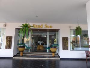 una tienda de arena con plantas delante de ella en Sea Sand Sun Resort, en Ban Phe