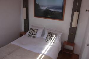 Tempat tidur dalam kamar di Pichilemu Surf Hostal