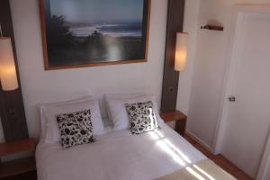 Tempat tidur dalam kamar di Pichilemu Surf Hostal