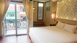 Postel nebo postele na pokoji v ubytování Hoi An Pho Library Hotel