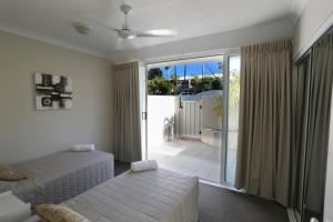 sypialnia z 2 łóżkami i balkonem w obiekcie Visit the Cote D'Azur in Sunshine Beach w mieście Sunshine Beach