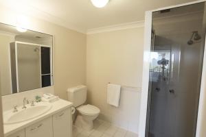 W łazience znajduje się toaleta, umywalka i prysznic. w obiekcie Visit the Cote D'Azur in Sunshine Beach w mieście Sunshine Beach