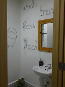 Bilik mandi di The Treehouse B @ Trees Residences