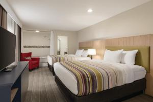 A bed or beds in a room at Country Inn & Suites by Radisson, Bakersfield, CA