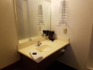 EloyにあるAmericas Best Value Inn-Eloy Casa Grandeの洗面台と鏡のあるバスルーム +7枚の写真