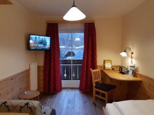 Una televisión o centro de entretenimiento en Hotel-Garni Schernthaner