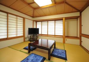 TV a/nebo společenská místnost v ubytování Izumigo AMBIENT Yatsugatake Cottage