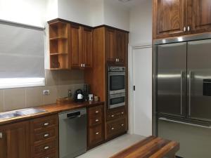 Cucina o angolo cottura di Noah's Stanley Luxury Bed and Breakfast