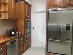 Cucina o angolo cottura di Noah's Stanley Luxury Bed and Breakfast