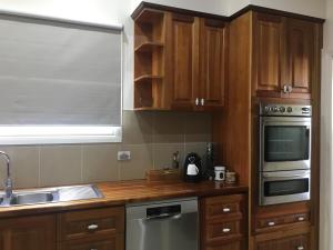 Cucina o angolo cottura di Noah's Stanley Luxury Bed and Breakfast
