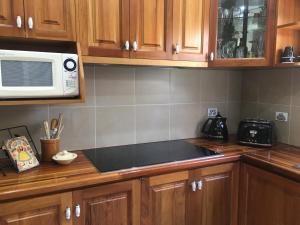 Cucina o angolo cottura di Noah's Stanley Luxury Bed and Breakfast