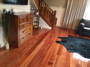Area soggiorno di Noah's Stanley Luxury Bed and Breakfast