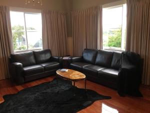 Area soggiorno di Noah's Stanley Luxury Bed and Breakfast