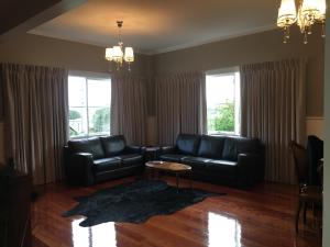 Area soggiorno di Noah's Stanley Luxury Bed and Breakfast