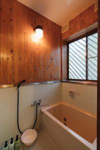 Vannas istaba naktsmītnē Izumigo AMBIENT Yatsugatake Cottage