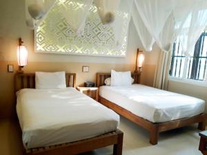 Postel nebo postele na pokoji v ubytování Hoi An Pho Library Hotel