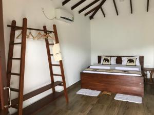 錫吉里亞的住宿－Into The Wild Sigiriya，一间卧室配有一张双层床和梯子