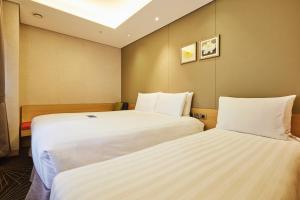 Łóżko lub łóżka w pokoju w obiekcie Days Hotel by Wyndham Seoul Myeongdong