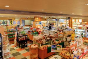 un negozio di alimentari pieno di cibi diversi di Izumigo AMBIENT Yatsugatake Cottage a Hokuto
