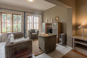 sala de estar con sofá y silla en Cornerstone Guesthouse, en Swakopmund