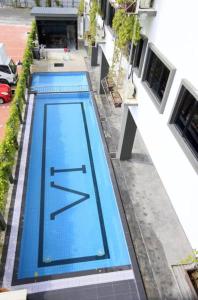 una vista aérea de una piscina en un edificio en Vi Boutique Hotel, en Kuala Selangor