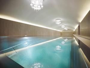 una piscina con una gran piscina azul en Hotel Sans Souci Wien en Viena