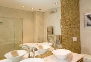 a bathroom with two sinks and a tub at Atlantik Sicht Apartment in Swakopmund