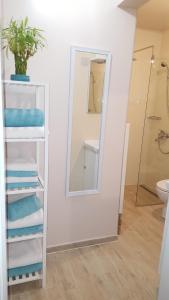 bagno con una pila di asciugamani e uno specchio di Apartment Dalia a Sarajevo