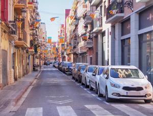 バレンシアにあるValencian Apartmentの市路駐車車列