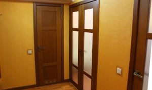 スームィにあるSvetlana's Apartments, Center of Sumyの廊下(木製のドア2つ付)