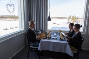 En restaurang eller annat matställe på Hotel Inari