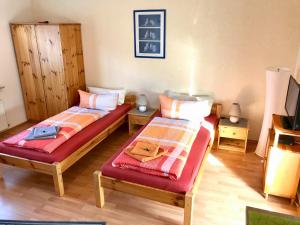 
Ein Bett oder Betten in einem Zimmer der Unterkunft Abelia Gästehäuser
