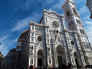 Una gran catedral con gente parada frente a ella. en Silent Nest, en Florencia