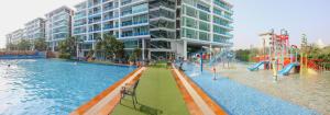 une grande piscine avec toboggan en face d'un bâtiment dans l'établissement My Resort Hua Hin B111, à Hua Hin