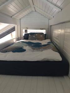 ein Schlafzimmer mit einem großen Bett in einem Zimmer in der Unterkunft Cozy Cabin in Čatež ob Savi