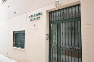 トレモリノスにあるApartamento Torremolinos centroの建物側の緑の扉