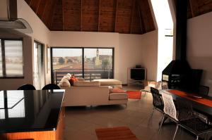 una sala de estar con un sofá y una mesa en Moringa Gardens # 03 E, en Swakopmund