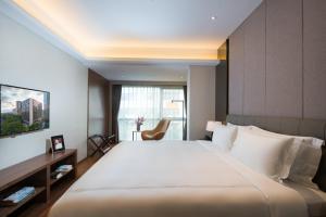 Letto o letti in una camera di Fraser Suites Shenzhen, Near Huaqiang North Business Zone, Infinity pool, Offer 1 free breakfast