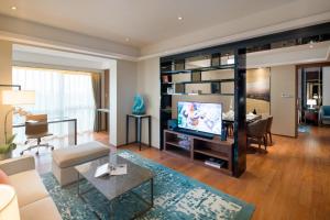 TV o dispositivi per l'intrattenimento presso Fraser Suites Shenzhen, Near Huaqiang North Business Zone, Infinity pool, Offer 1 free breakfast