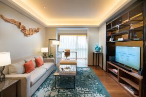 TV o dispositivi per l'intrattenimento presso Fraser Suites Shenzhen, Near Huaqiang North Business Zone, Infinity pool, Offer 1 free breakfast