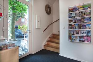 a room with a window and shelves of books at Bed & Breakfast De Raetskamer in Noordwijkerhout