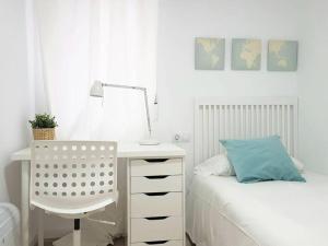 バレンシアにあるTranvia a la Playa Malvarrosaのベッドルーム1室(ベッド1台、デスク、椅子付)