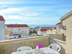 a table and chairs on a balcony with a view at Apartments Summersong in Novalja