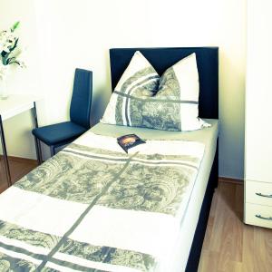 A bed or beds in a room at Das Quartier