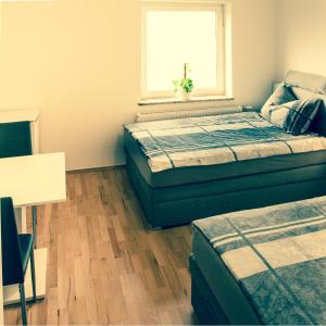 A bed or beds in a room at Das Quartier