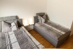A bed or beds in a room at Das Quartier