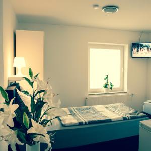 A bed or beds in a room at Das Quartier